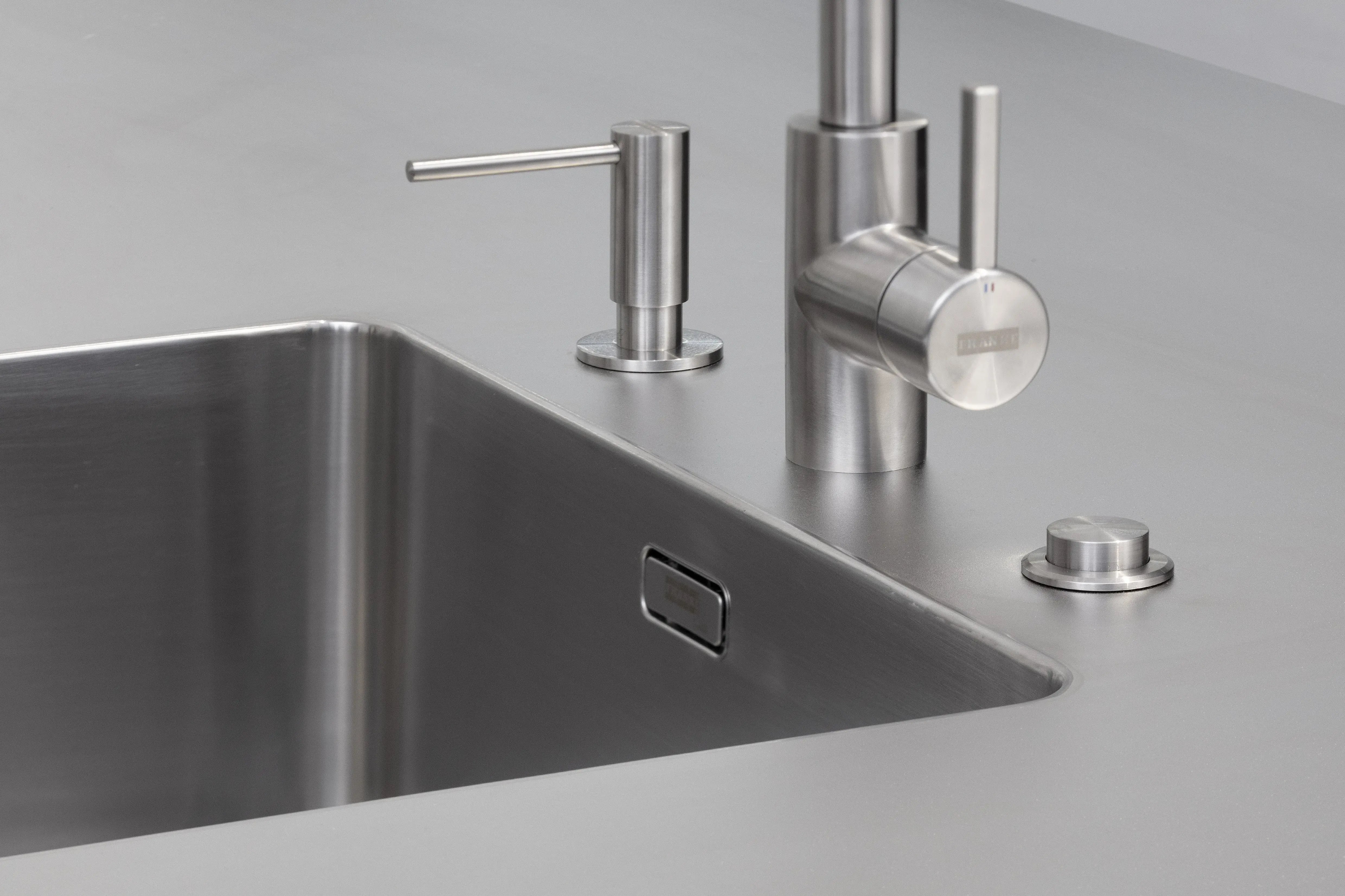 Front: Industriestahl Metalliclack geschliffen AV6000 NCS Mattlack APL: Franke Edelstahl 6 mm Geräte: Bora Spüle Armaturen: Franke  Features: Metallfront, Spülbecken in APL integriert (aus einem Guss), Oberschränke mit Lowboard-Charakter, integrierter Arbeitsplatz, dunkler Korpus mit Aluminium-Abschlussleiste, Wärmeschublade mit Gittereinsatz.