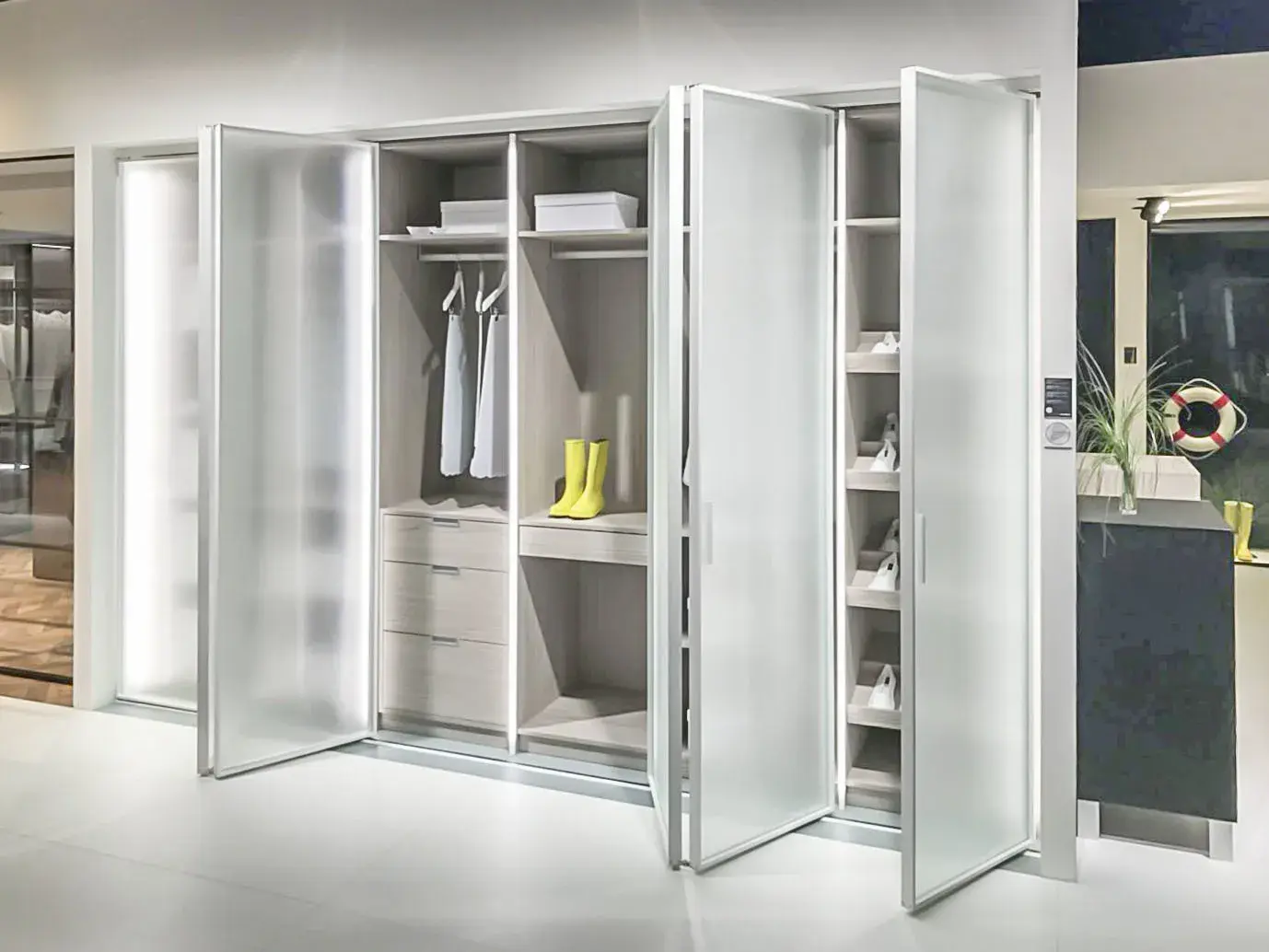 Heller Schrank mit Ordnungsmöglichkeiten