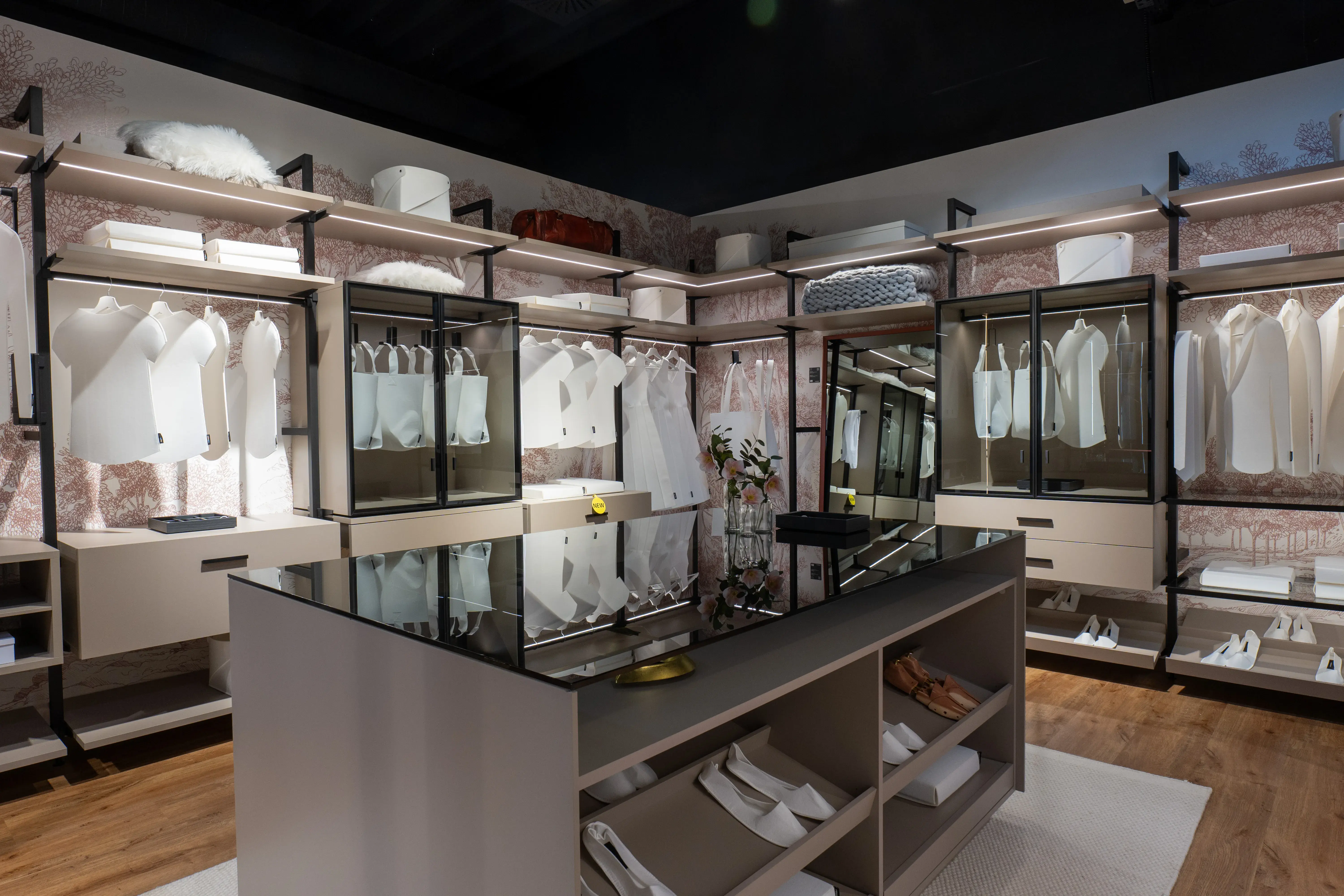 Begehbarer Kleiderschrank von raumplus mit Schrankelementen und Regalen
