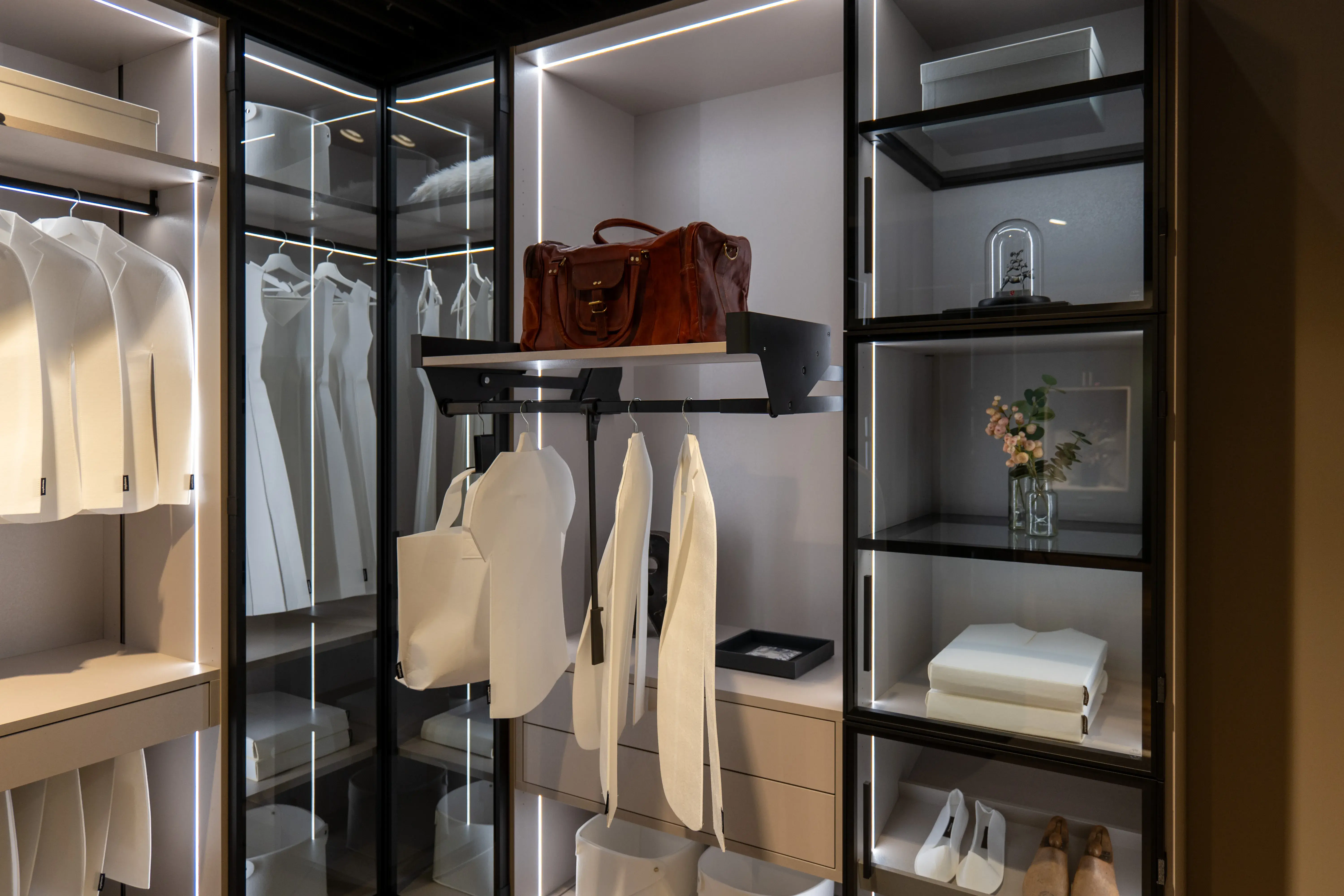 Kleiderschrank über Eck von raumplus